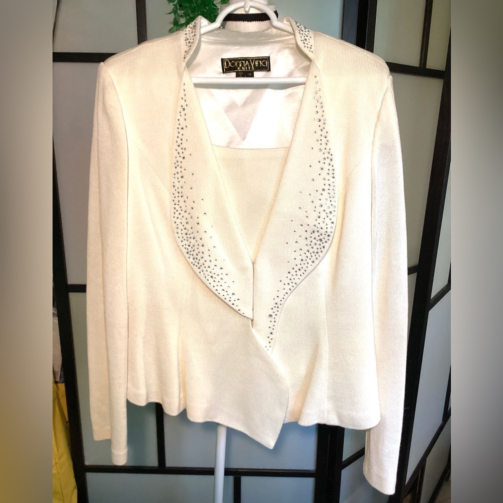 Donna Vinci knits ivory blazer/suit/jacket with shiny appliqués. Size 14